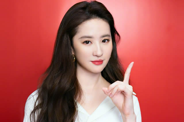 比利时女王携两个女儿亮相国庆,15岁的公主比王储的妹妹还高